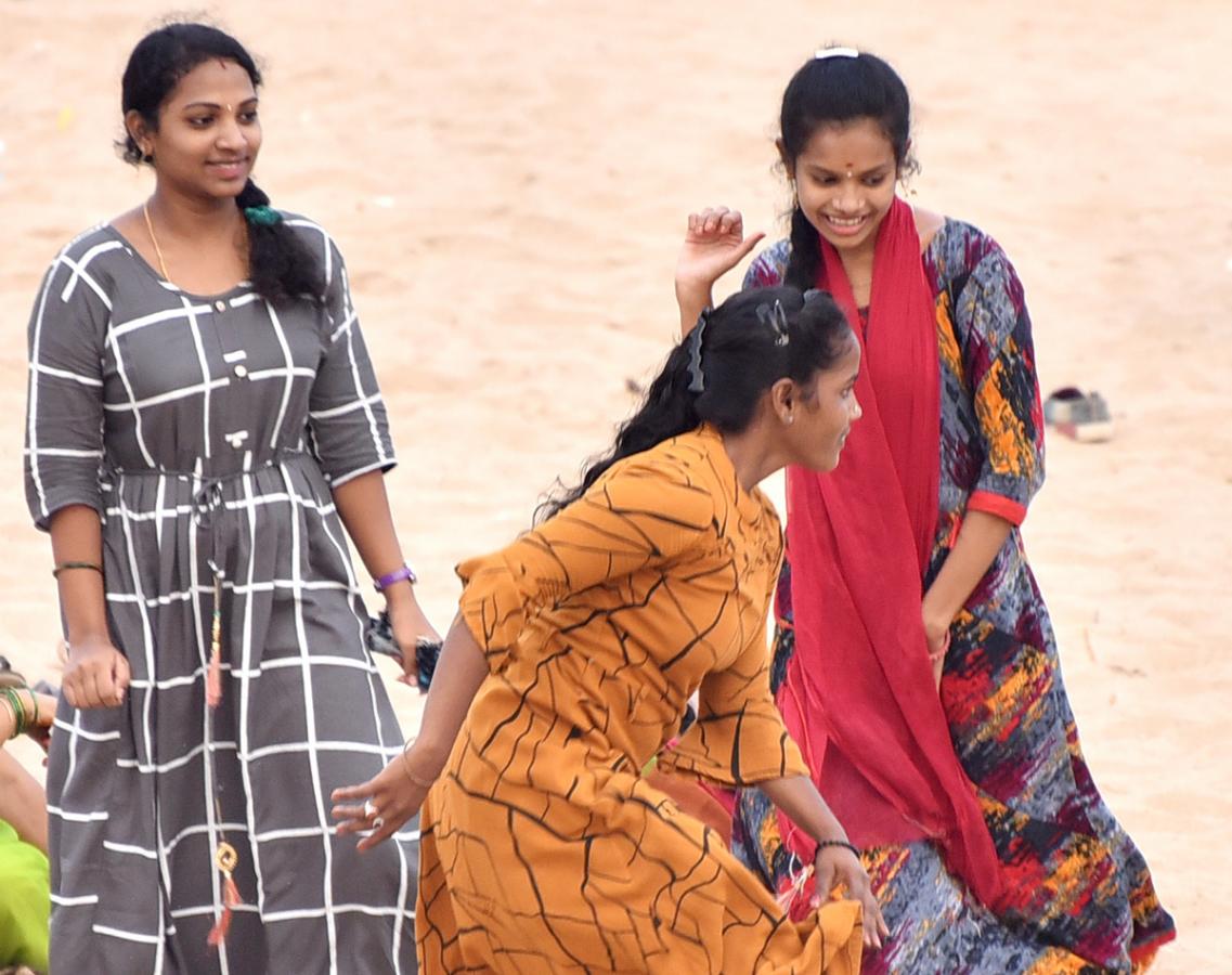 Public Enjoy In Rk Beach At Visakhapatnam - Sakshi9