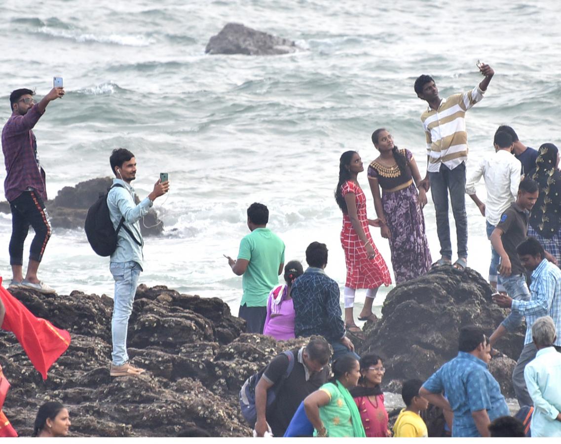 Public Enjoy In Rk Beach At Visakhapatnam - Sakshi1