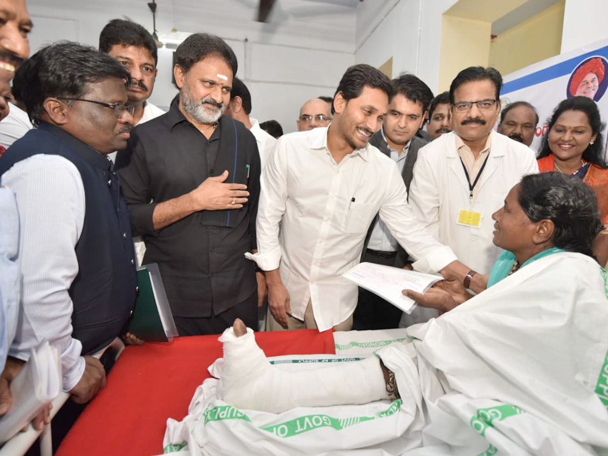 YS Jagan to Start Arogya Asara at Guntur Govt Hospital PHoto Gallery - Sakshi2