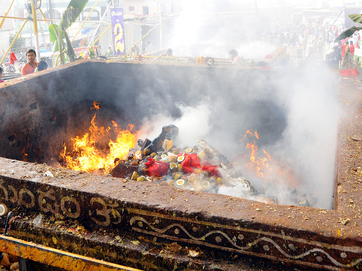 Bhavani Deeksha Maladharana begins in Vijayawada Photo Gallery - Sakshi21