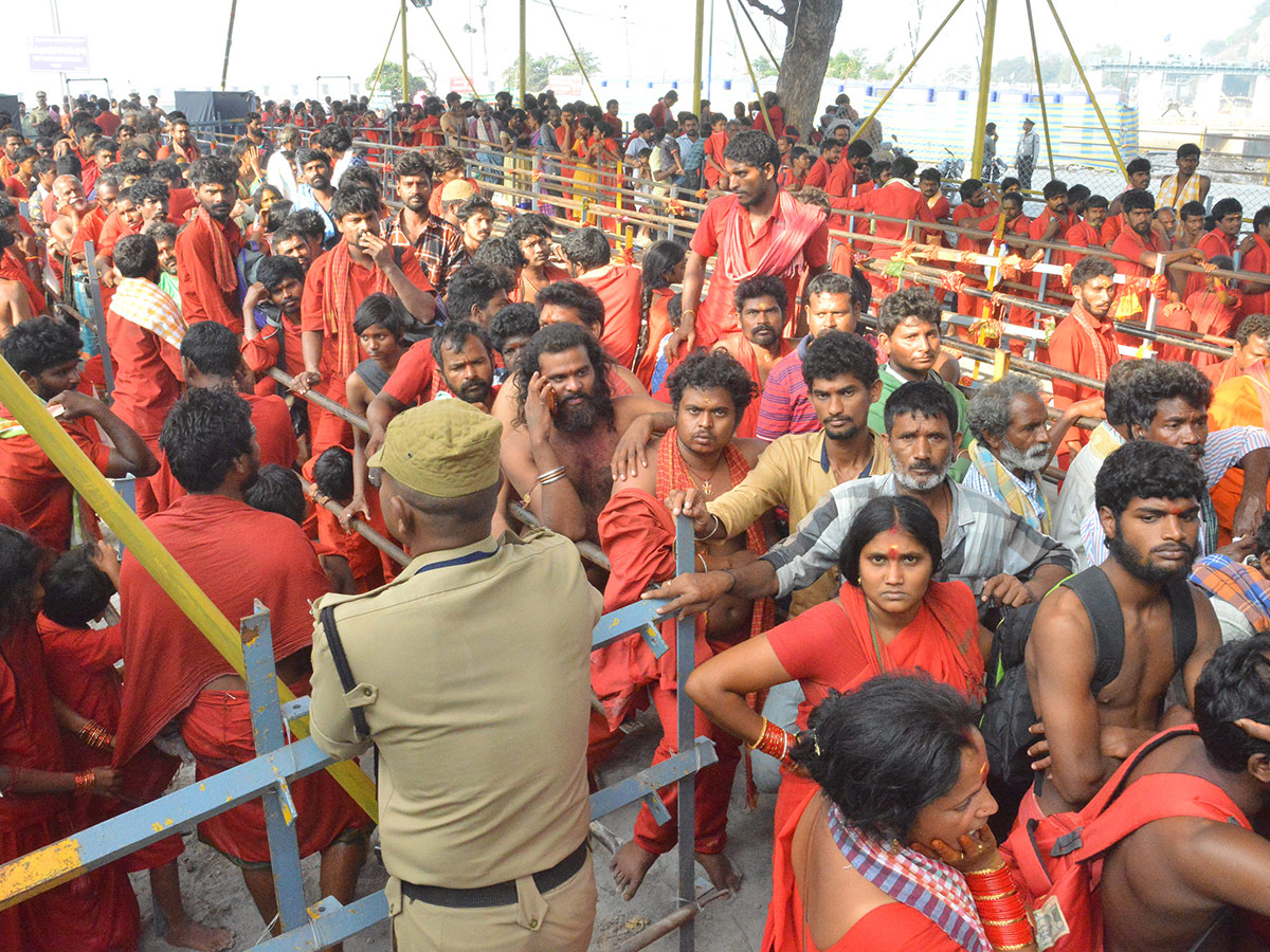 Bhavani Deeksha Maladharana begins in Vijayawada Photo Gallery - Sakshi40