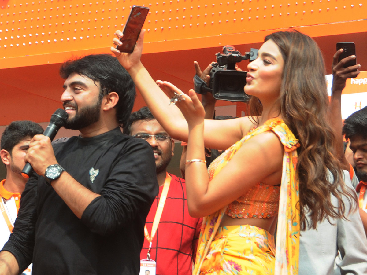 Happi Mobiles Launching in Ongole By Nidhhi Agerwal Photo Gallery - Sakshi16