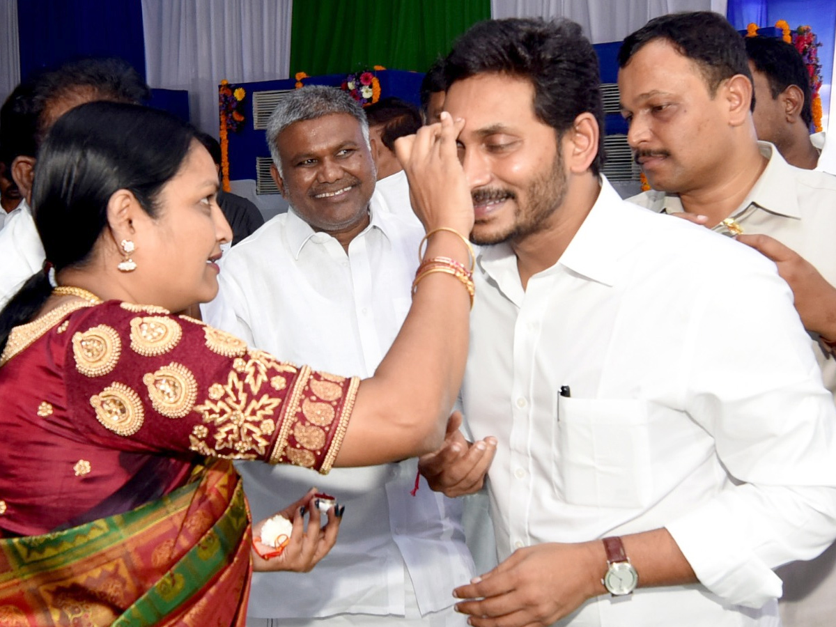 YSR Nethanna Nestham Scheme Launch Photo Gallery - Sakshi15