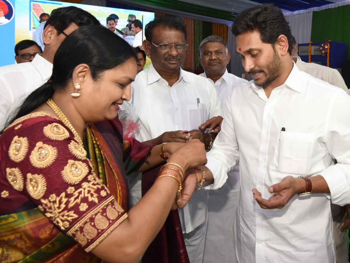 YSR Nethanna Nestham Scheme Launch Photo Gallery - Sakshi9