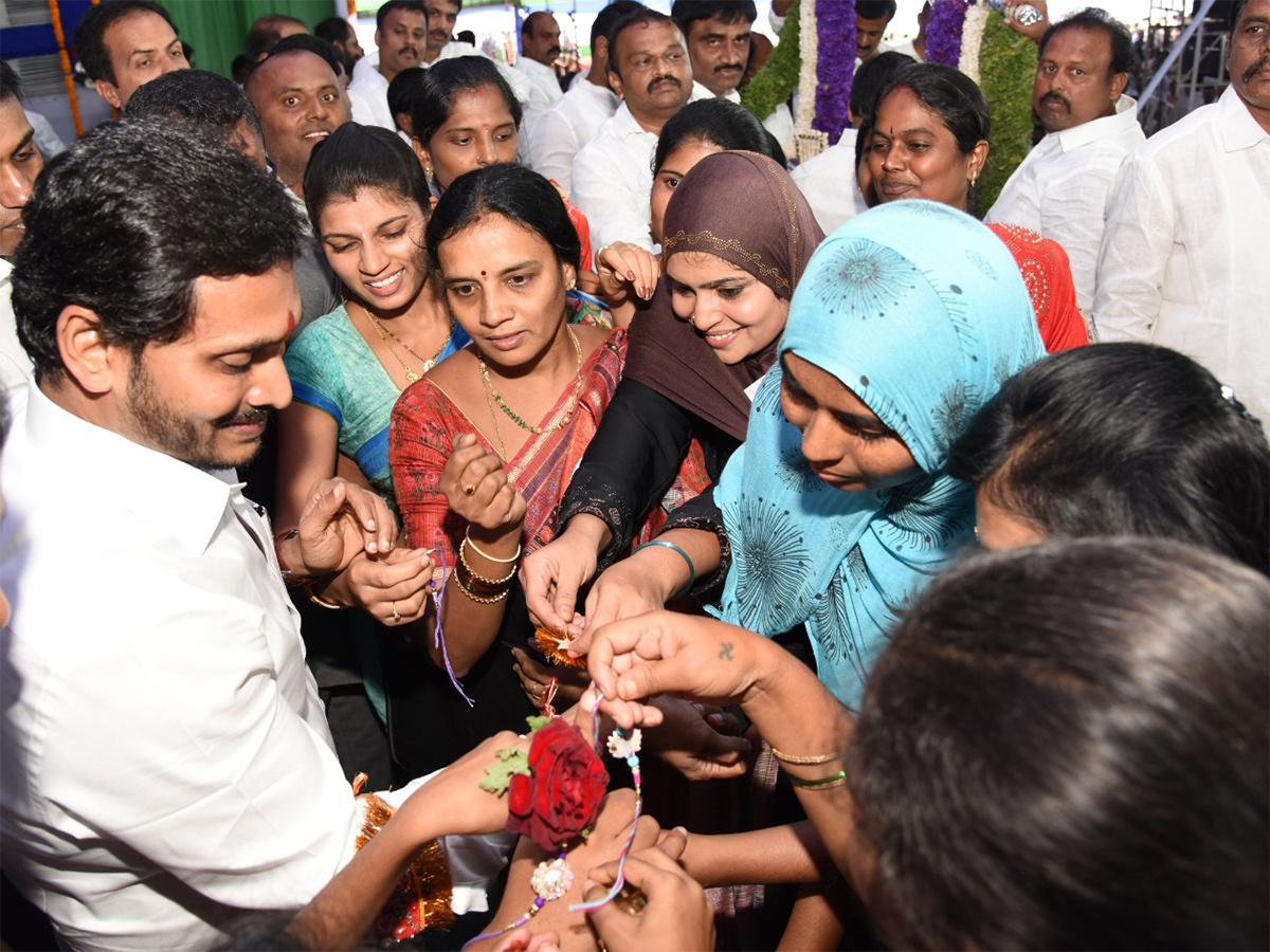 AP CM YS jagan Speech Rayachoti Public Meeting Photo Gallery - Sakshi16