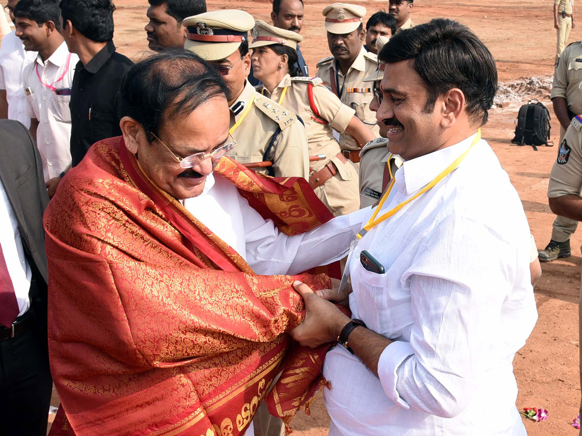 Venkaiah Naidu Participates Nit Convocation West Godavari Photo Gallery - Sakshi10