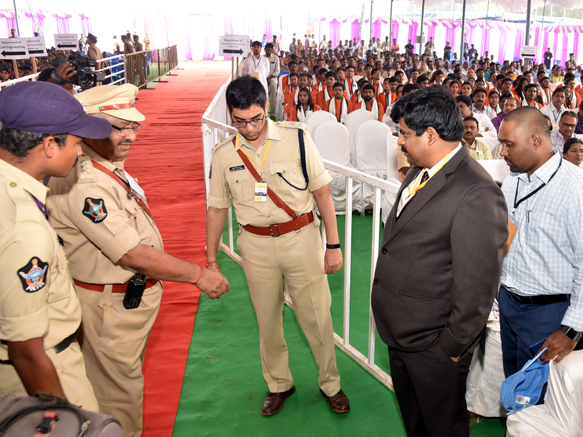 Venkaiah Naidu Participates Nit Convocation West Godavari Photo Gallery - Sakshi26