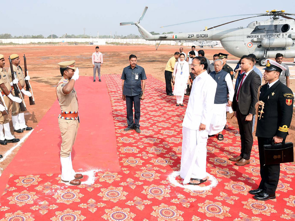 Venkaiah Naidu Participates Nit Convocation West Godavari Photo Gallery - Sakshi5