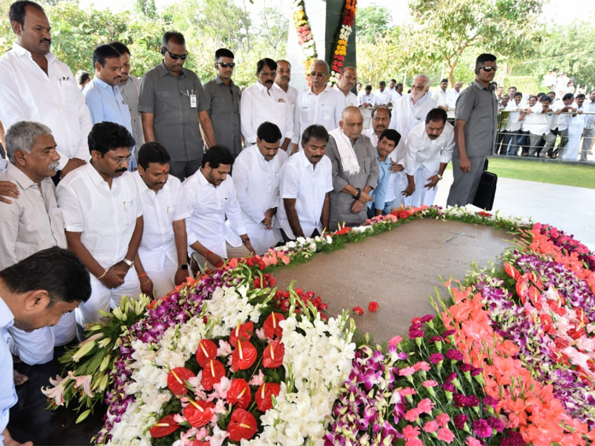 Ys Jagan Pays Tribute YSR Idupulapaya YSR Ghat Photo Gallery - Sakshi10