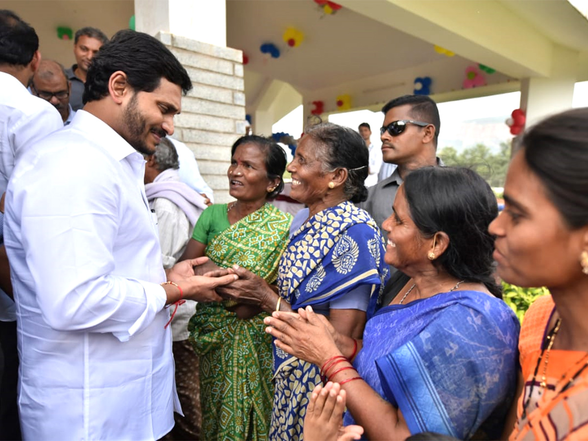 Ys Jagan Pays Tribute YSR Idupulapaya YSR Ghat Photo Gallery - Sakshi13