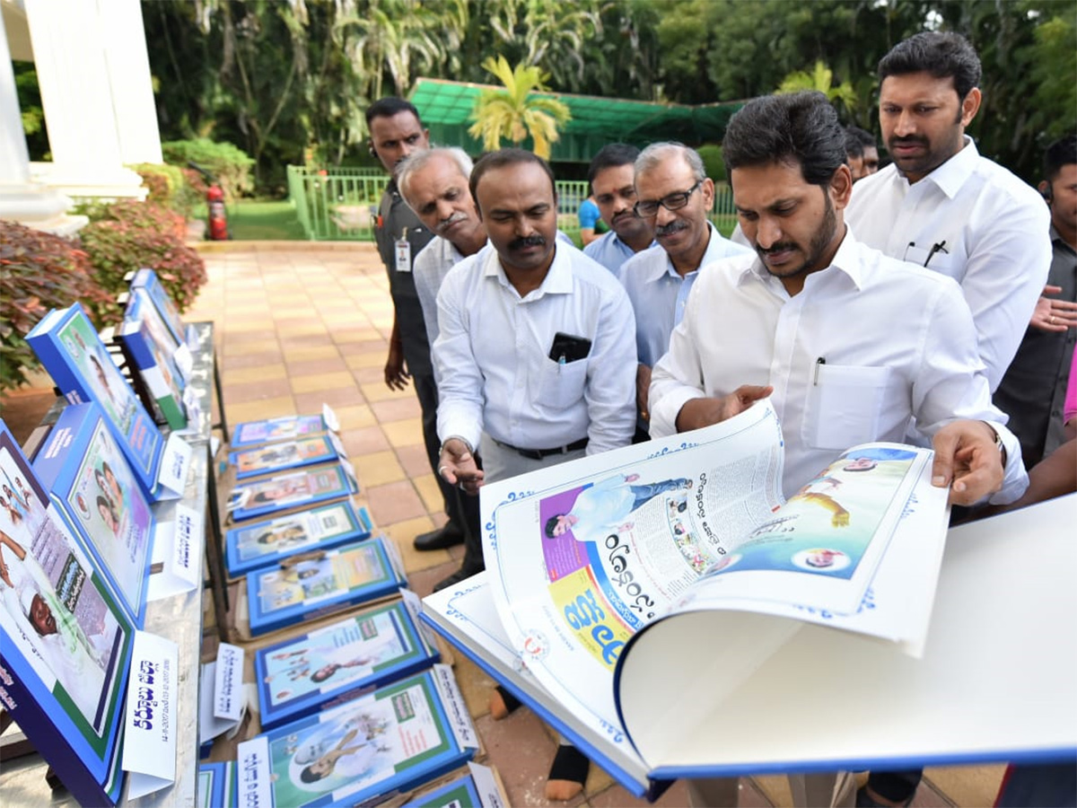 Ys Jagan Pays Tribute YSR Idupulapaya YSR Ghat Photo Gallery - Sakshi15