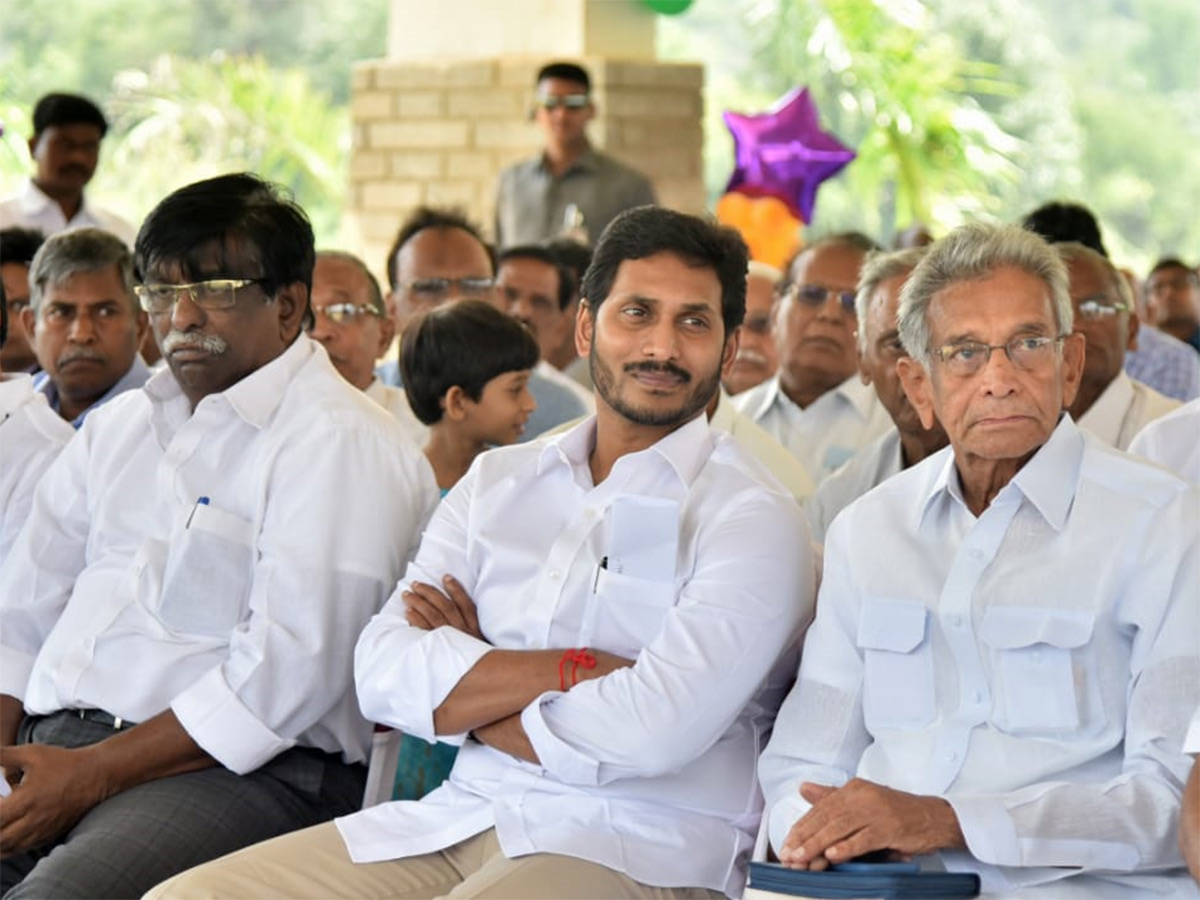 Ys Jagan Pays Tribute YSR Idupulapaya YSR Ghat Photo Gallery - Sakshi19