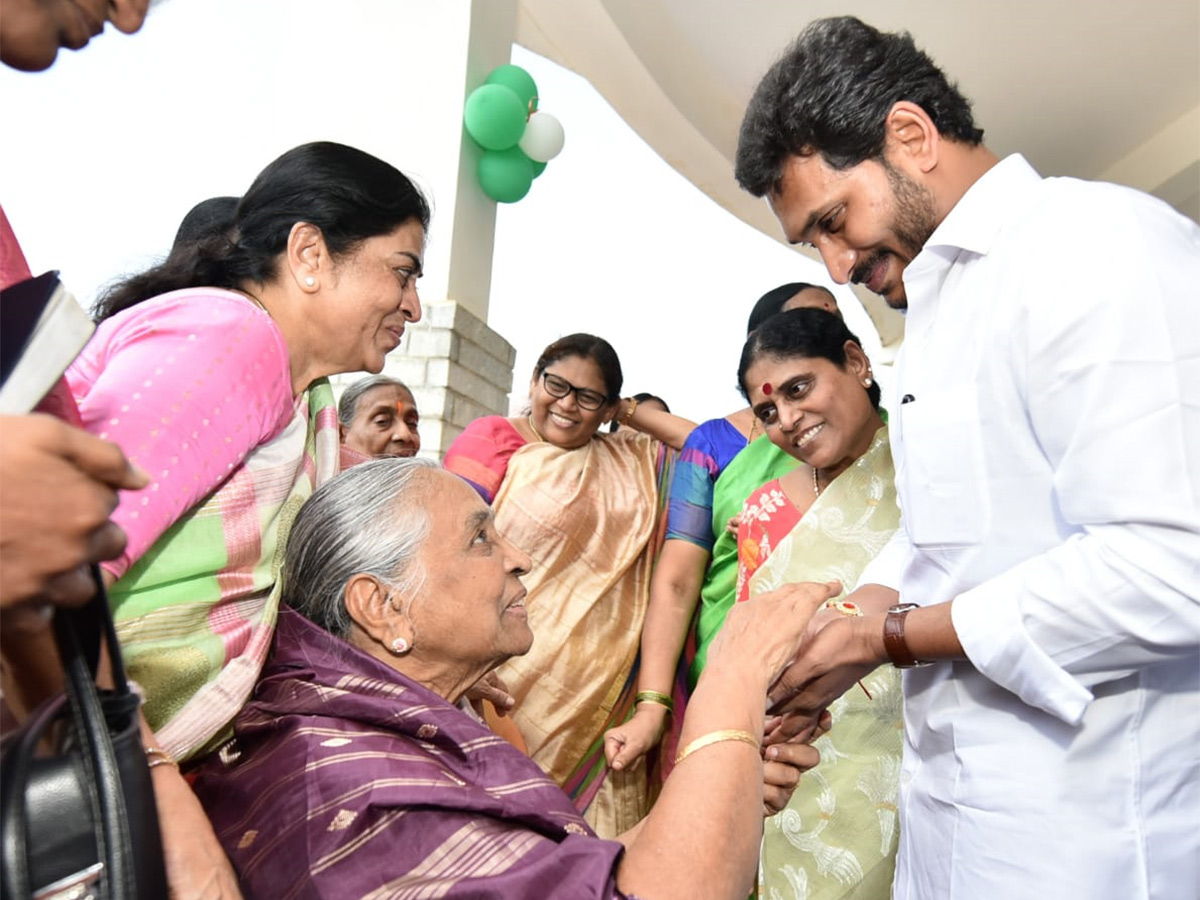 Ys Jagan Pays Tribute YSR Idupulapaya YSR Ghat Photo Gallery - Sakshi21