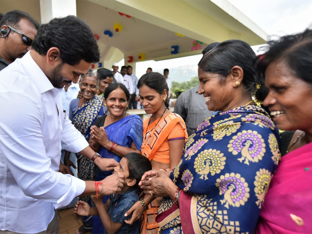 Ys Jagan Pays Tribute YSR Idupulapaya YSR Ghat Photo Gallery - Sakshi24