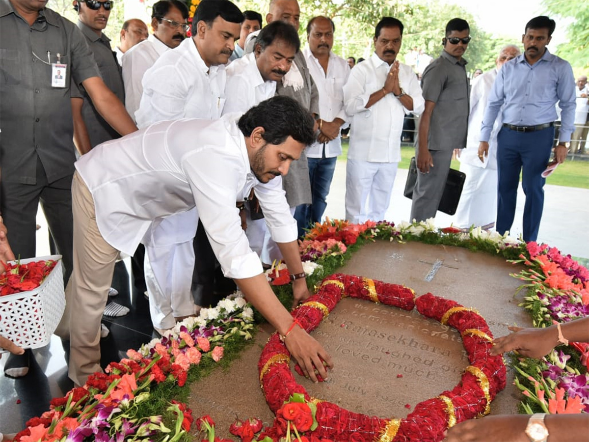 Ys Jagan Pays Tribute YSR Idupulapaya YSR Ghat Photo Gallery - Sakshi3