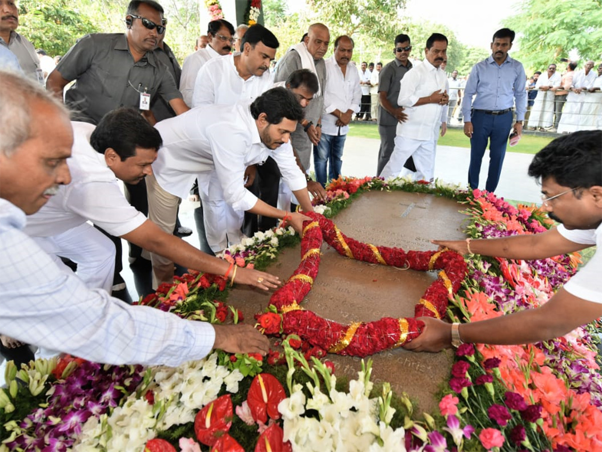 Ys Jagan Pays Tribute YSR Idupulapaya YSR Ghat Photo Gallery - Sakshi4