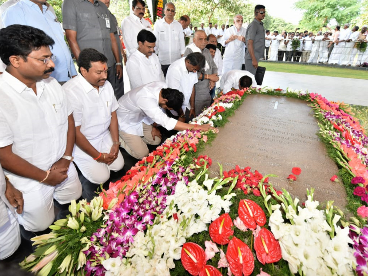 Ys Jagan Pays Tribute YSR Idupulapaya YSR Ghat Photo Gallery - Sakshi5