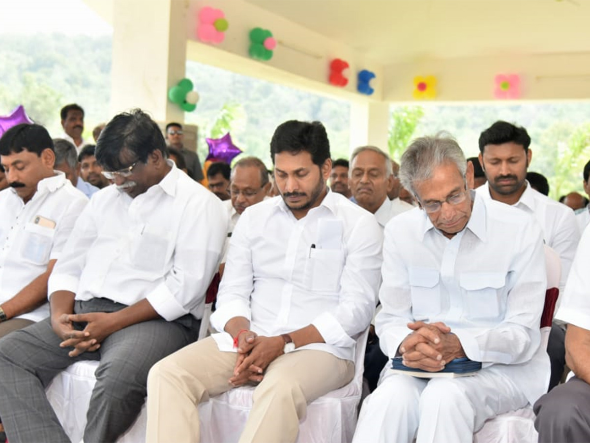 Ys Jagan Pays Tribute YSR Idupulapaya YSR Ghat Photo Gallery - Sakshi6