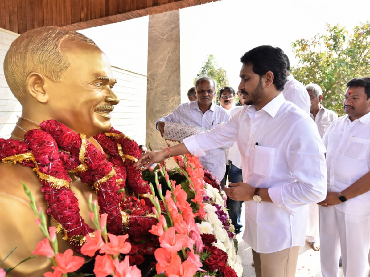 Ys Jagan Pays Tribute YSR Idupulapaya YSR Ghat Photo Gallery - Sakshi7