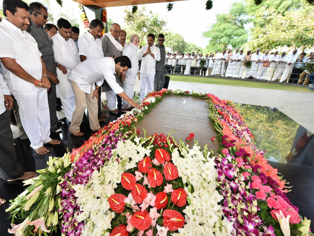 Ys Jagan Pays Tribute YSR Idupulapaya YSR Ghat Photo Gallery - Sakshi8