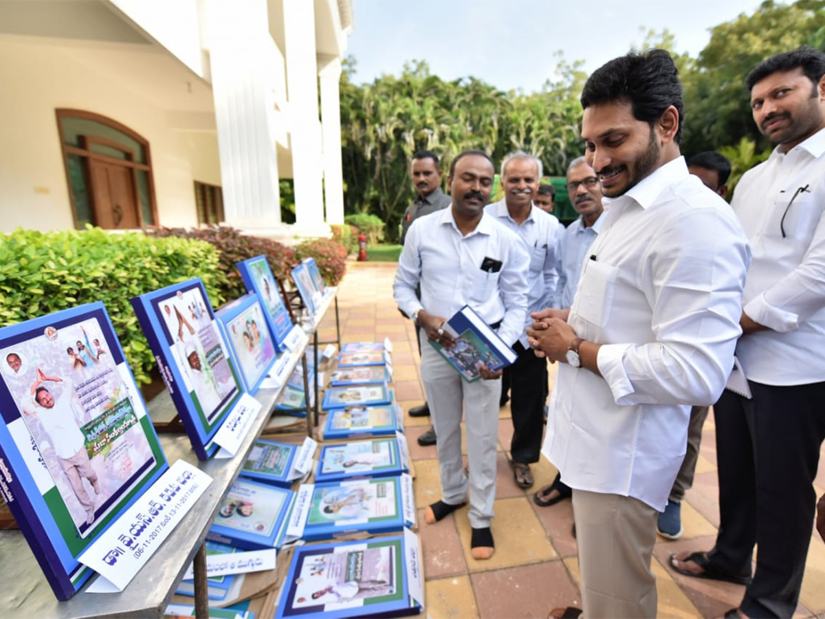 Ys Jagan Pays Tribute YSR Idupulapaya YSR Ghat Photo Gallery - Sakshi9