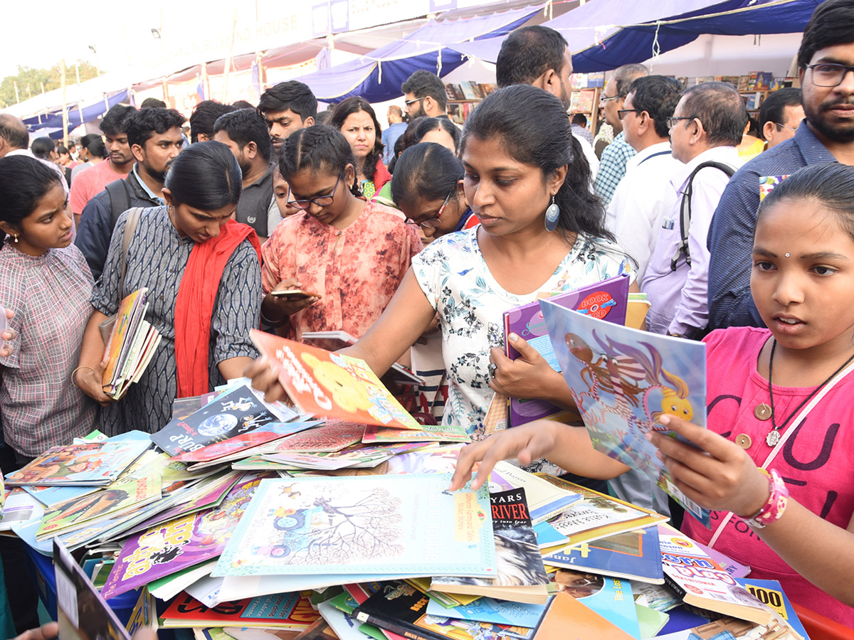 Heavy Rush Hyderabad Book Fair 2019 Photo Gallery - Sakshi1