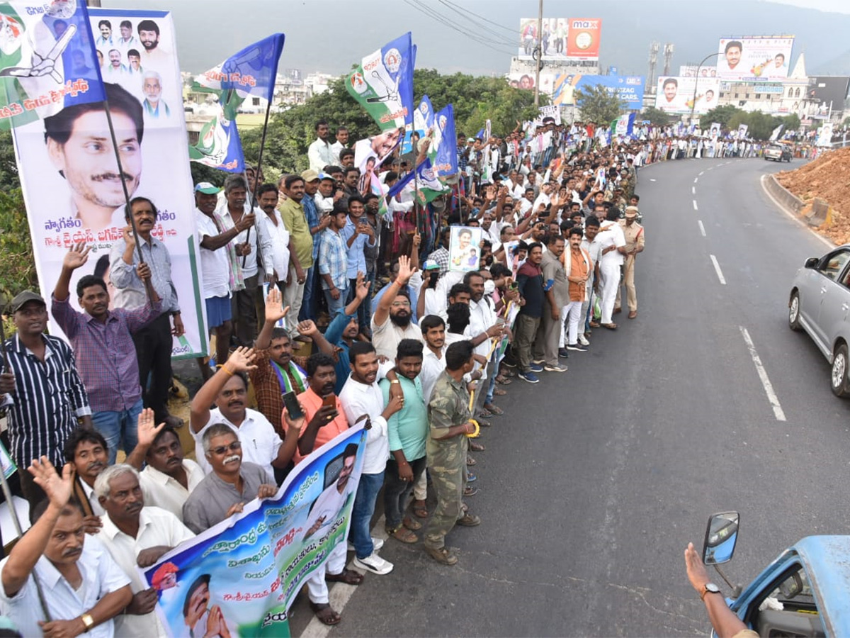 Grand Welcome To CM YS Jagan In Visakhapatnam Photo Gallery - Sakshi11