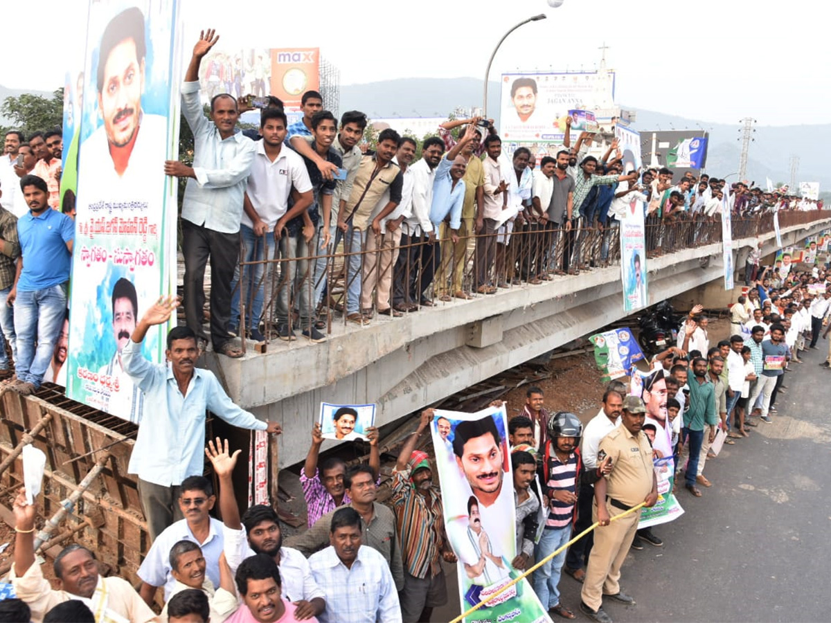 Grand Welcome To CM YS Jagan In Visakhapatnam Photo Gallery - Sakshi2