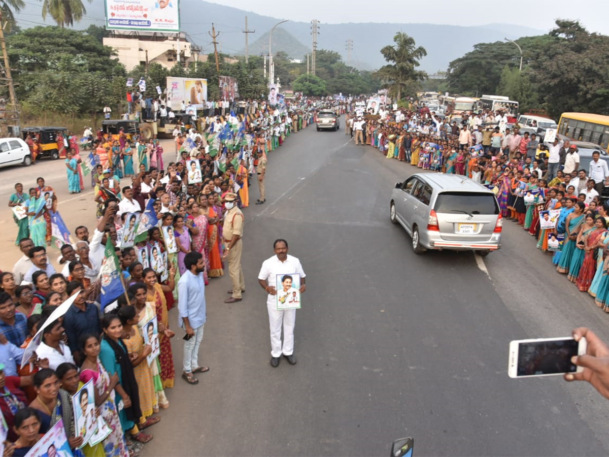 Grand Welcome To CM YS Jagan In Visakhapatnam Photo Gallery - Sakshi4