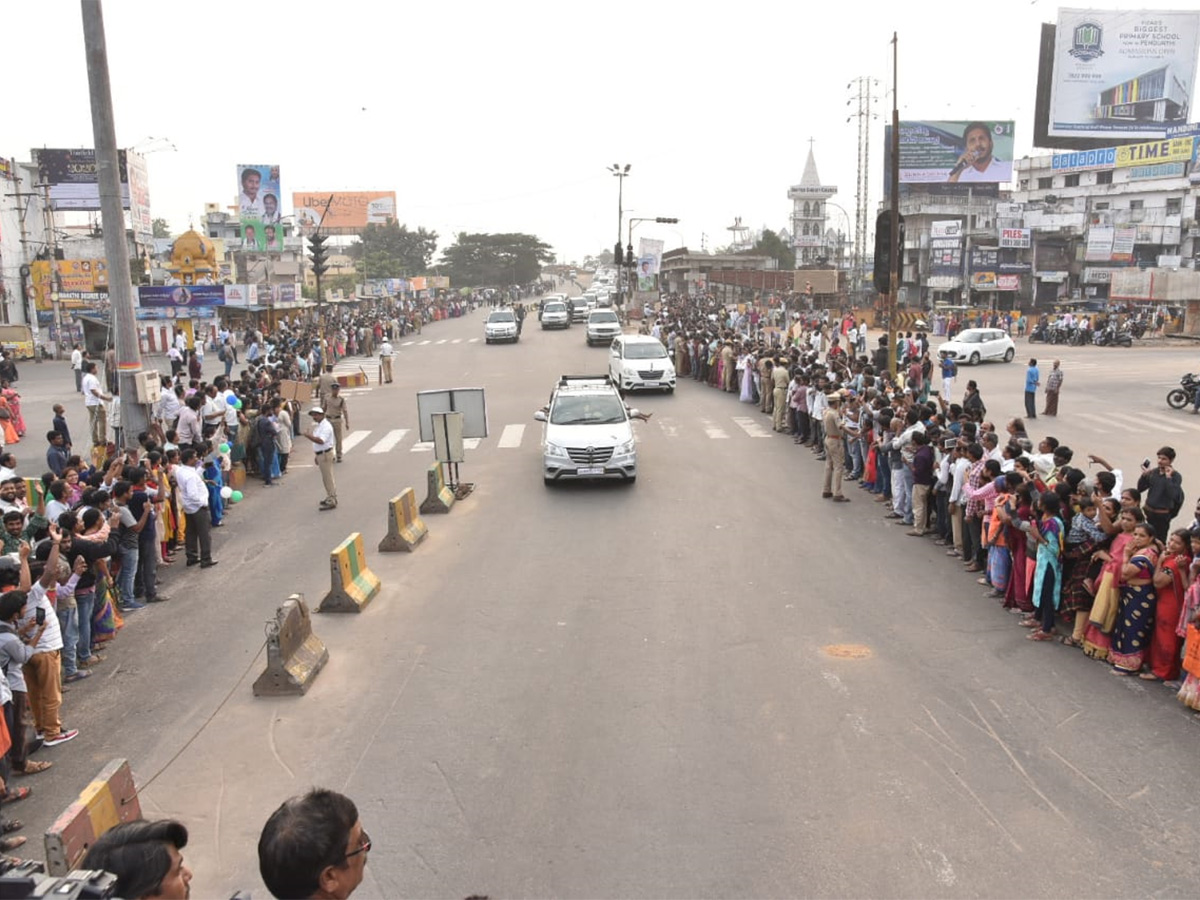 Grand Welcome To CM YS Jagan In Visakhapatnam Photo Gallery - Sakshi7