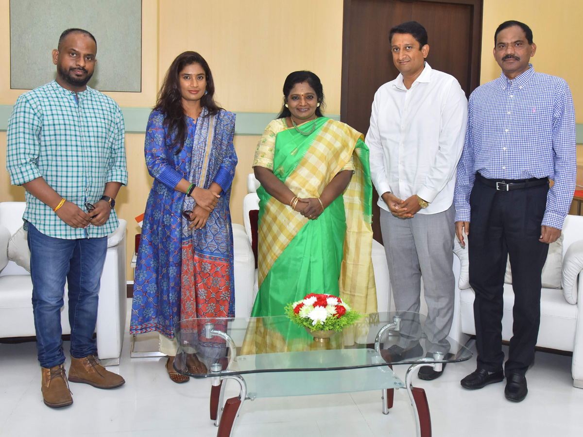 Women Cricketer Mithali Raj Meet Governor Tamilisai Soundararajan  - Sakshi2