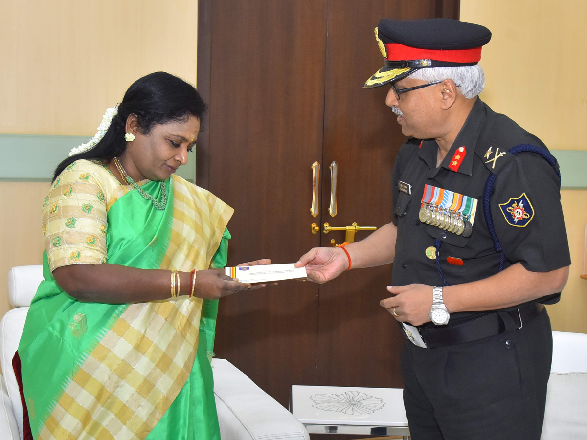 Women Cricketer Mithali Raj Meet Governor Tamilisai Soundararajan  - Sakshi4