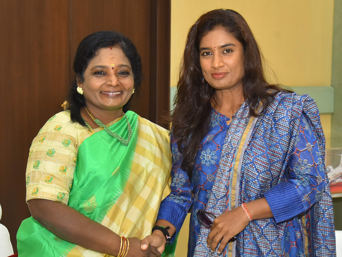 Women Cricketer Mithali Raj Meet Governor Tamilisai Soundararajan  - Sakshi5