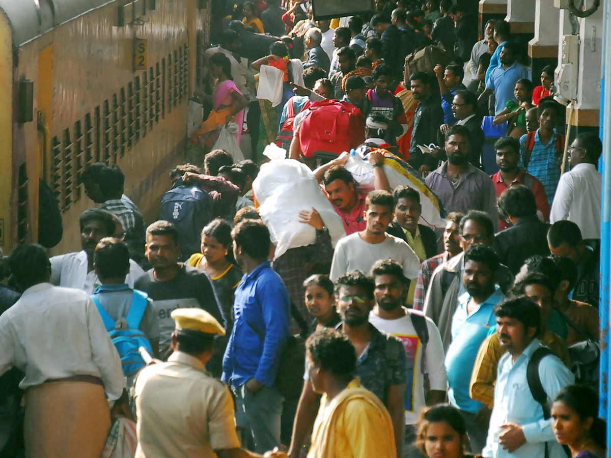 Heavy Rush at Secunderabad Railway Station Photo Gallery - Sakshi1