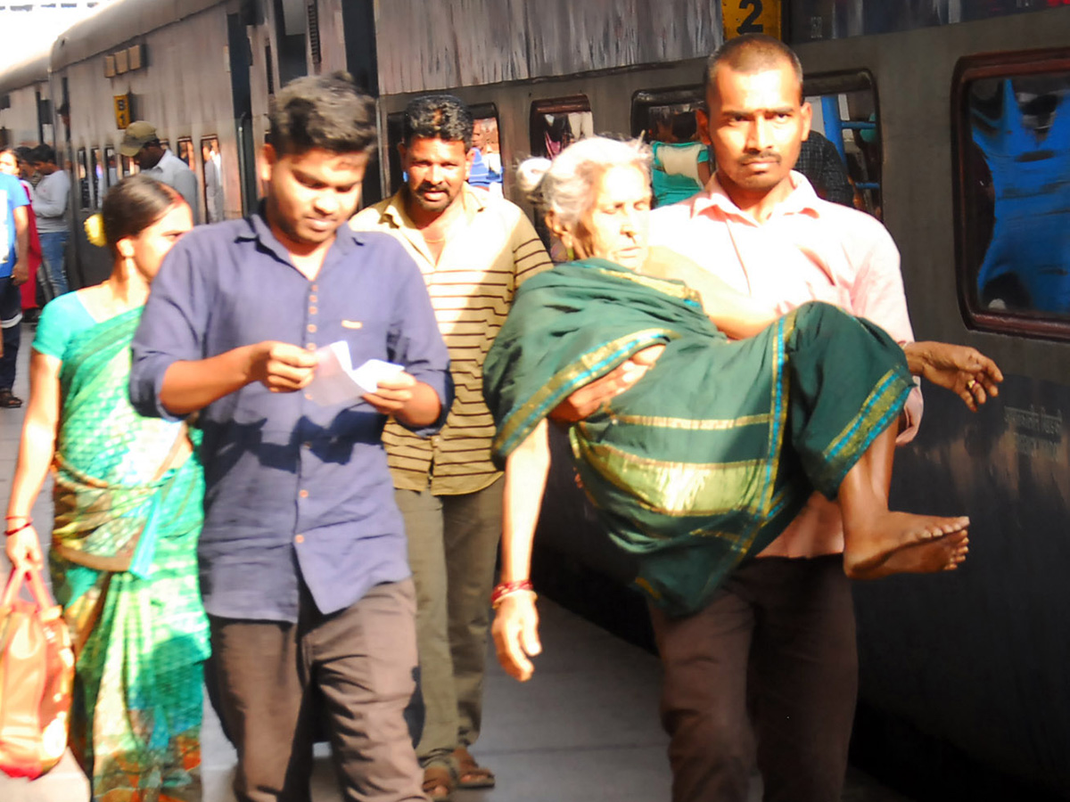 Heavy Rush at Secunderabad Railway Station Photo Gallery - Sakshi10