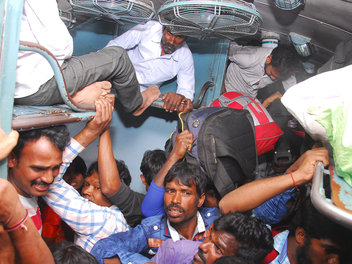 Heavy Rush at Secunderabad Railway Station Photo Gallery - Sakshi2