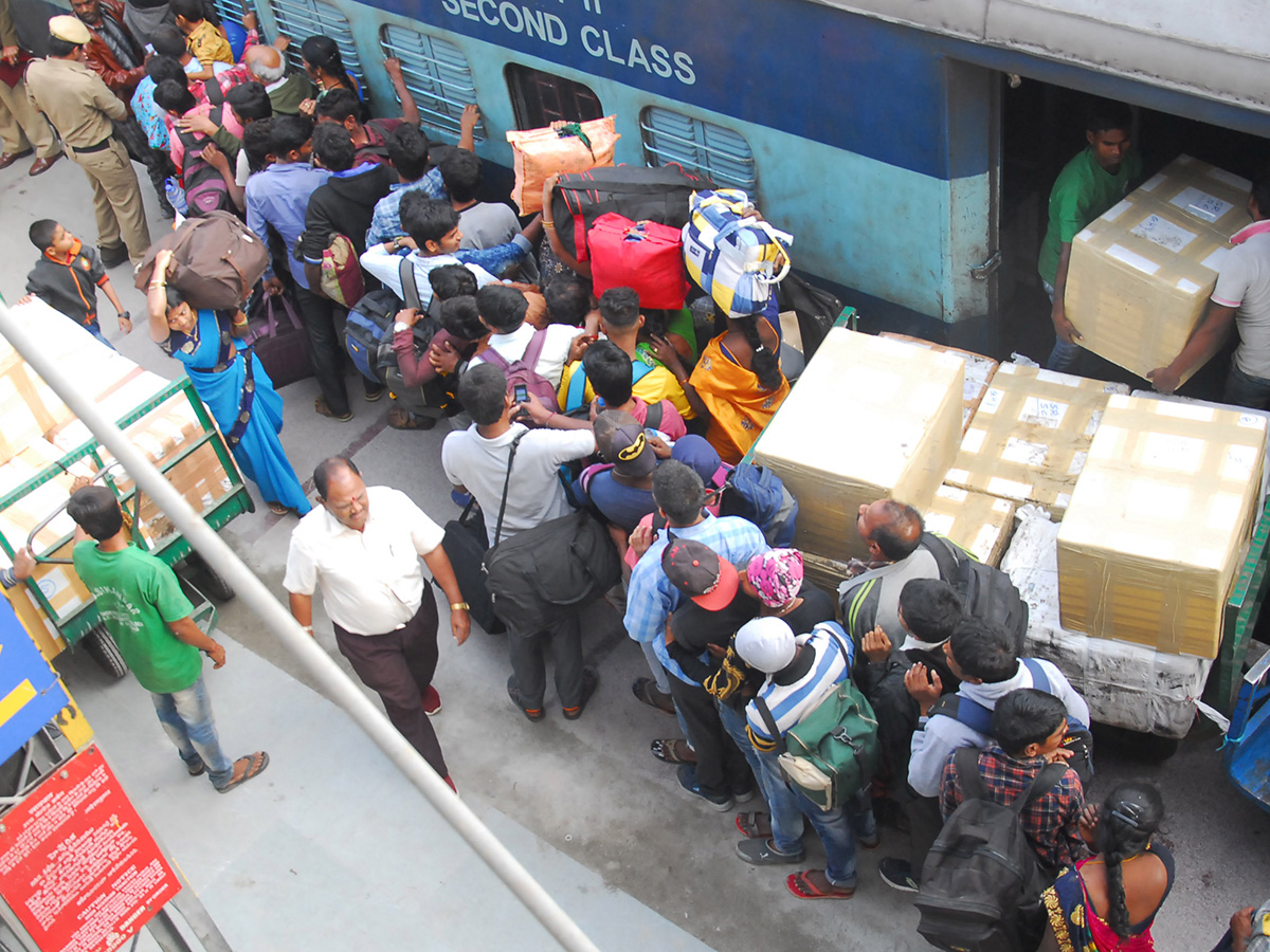 Heavy Rush at Secunderabad Railway Station Photo Gallery - Sakshi3