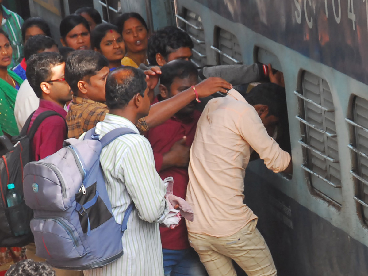 Heavy Rush at Secunderabad Railway Station Photo Gallery - Sakshi4