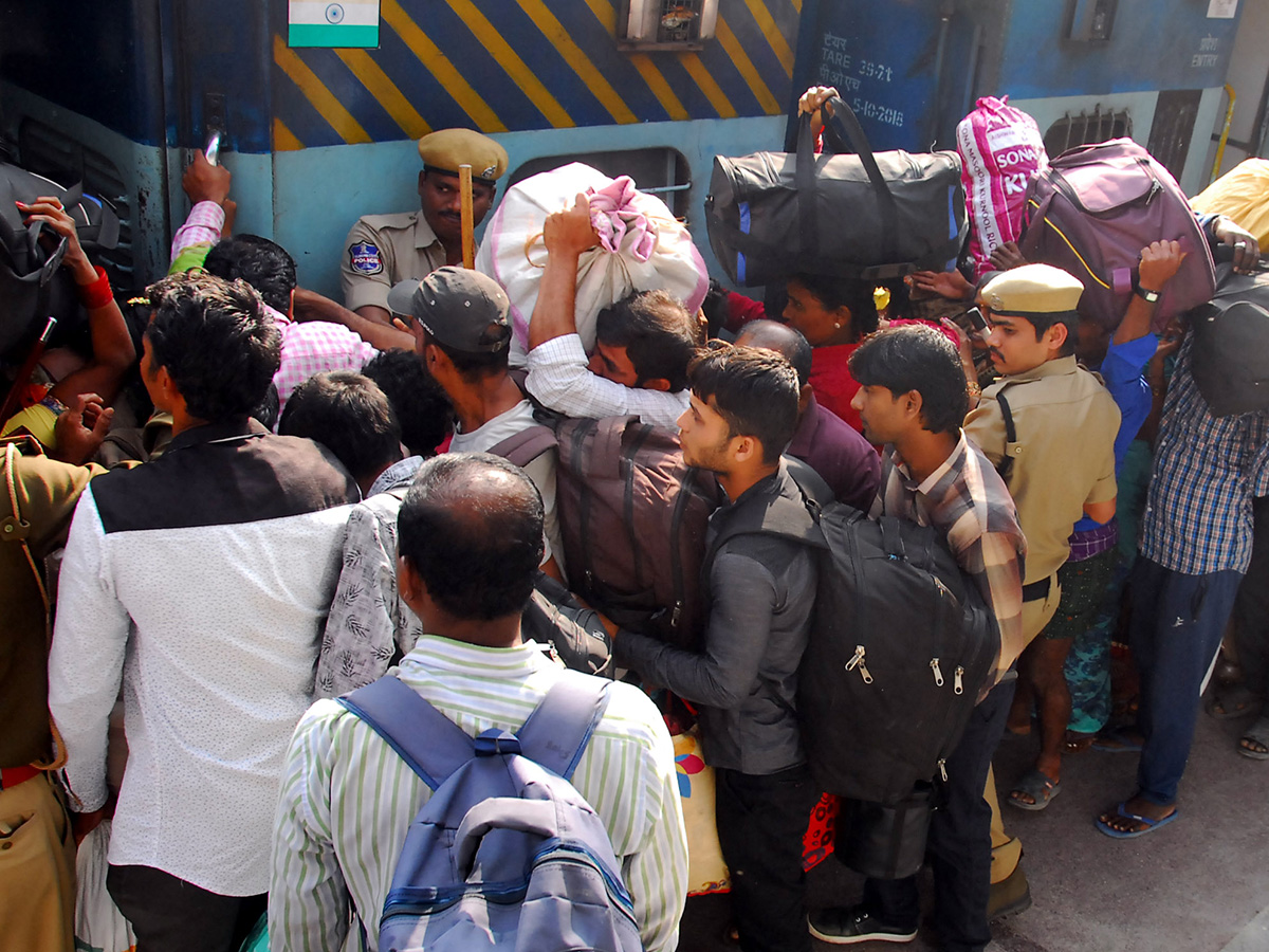 Heavy Rush at Secunderabad Railway Station Photo Gallery - Sakshi5