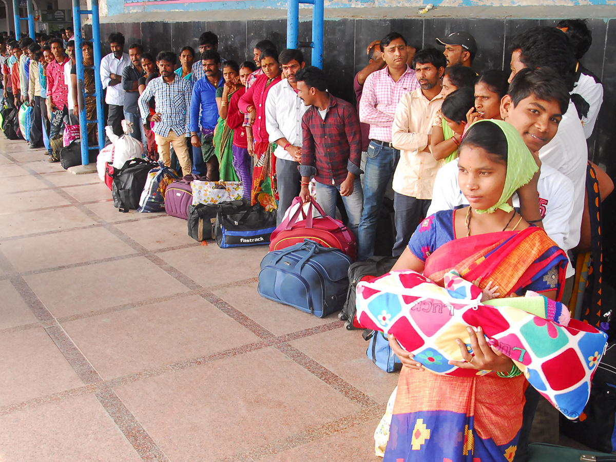 Heavy Rush at Secunderabad Railway Station Photo Gallery - Sakshi7