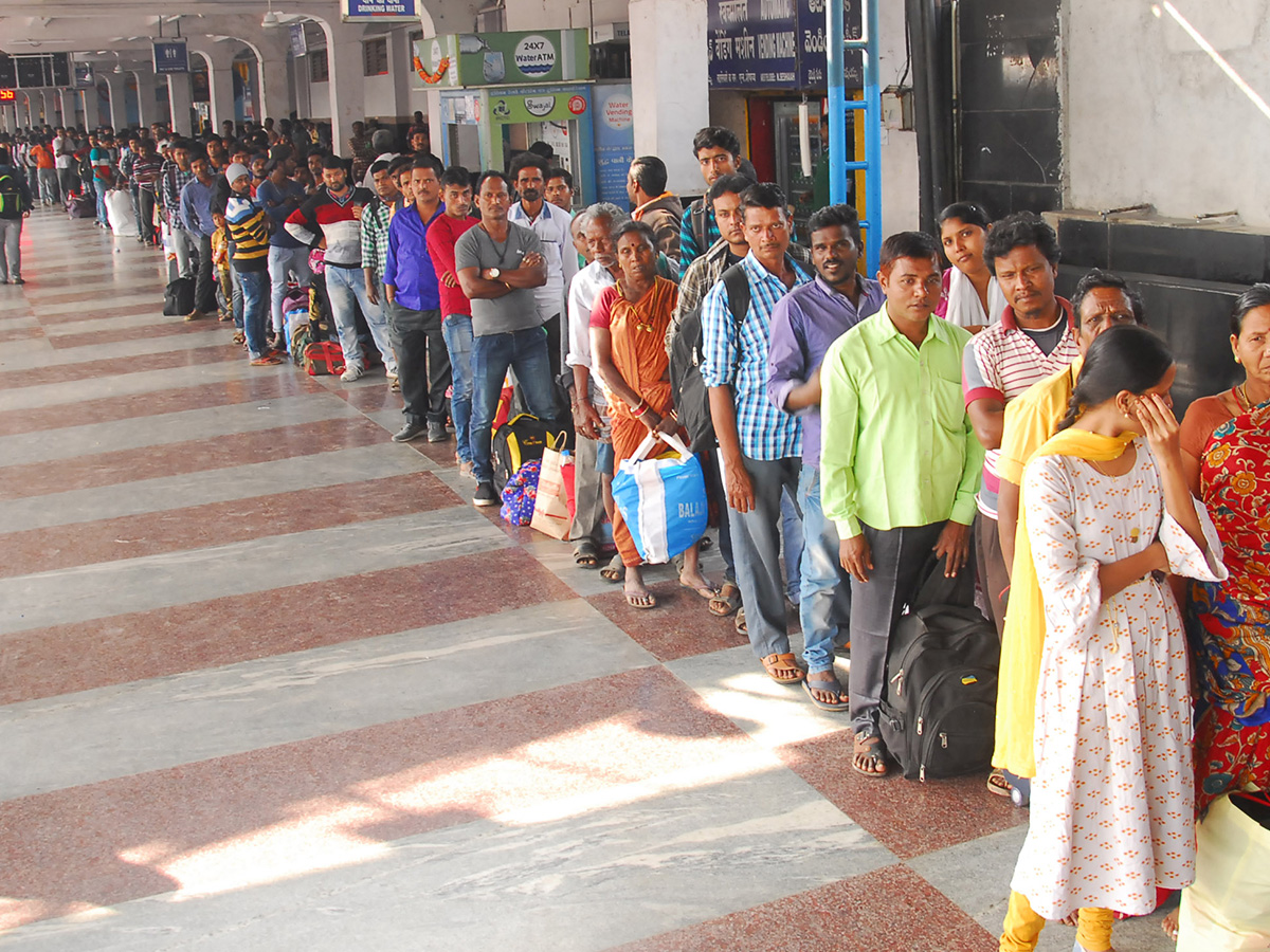 Heavy Rush at Secunderabad Railway Station Photo Gallery - Sakshi8