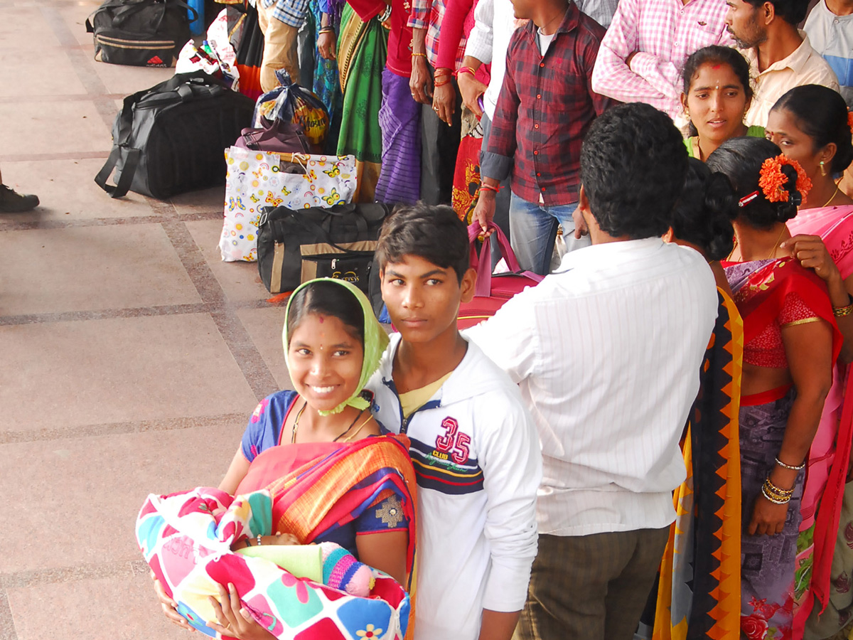 Heavy Rush at Secunderabad Railway Station Photo Gallery - Sakshi9