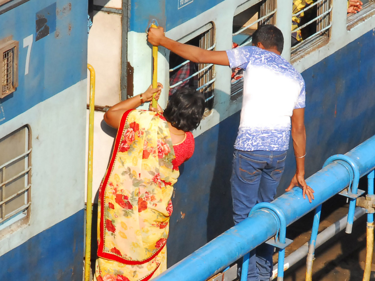 Heavy Rush in Secunderabad Railway Station Photo Gallery - Sakshi12