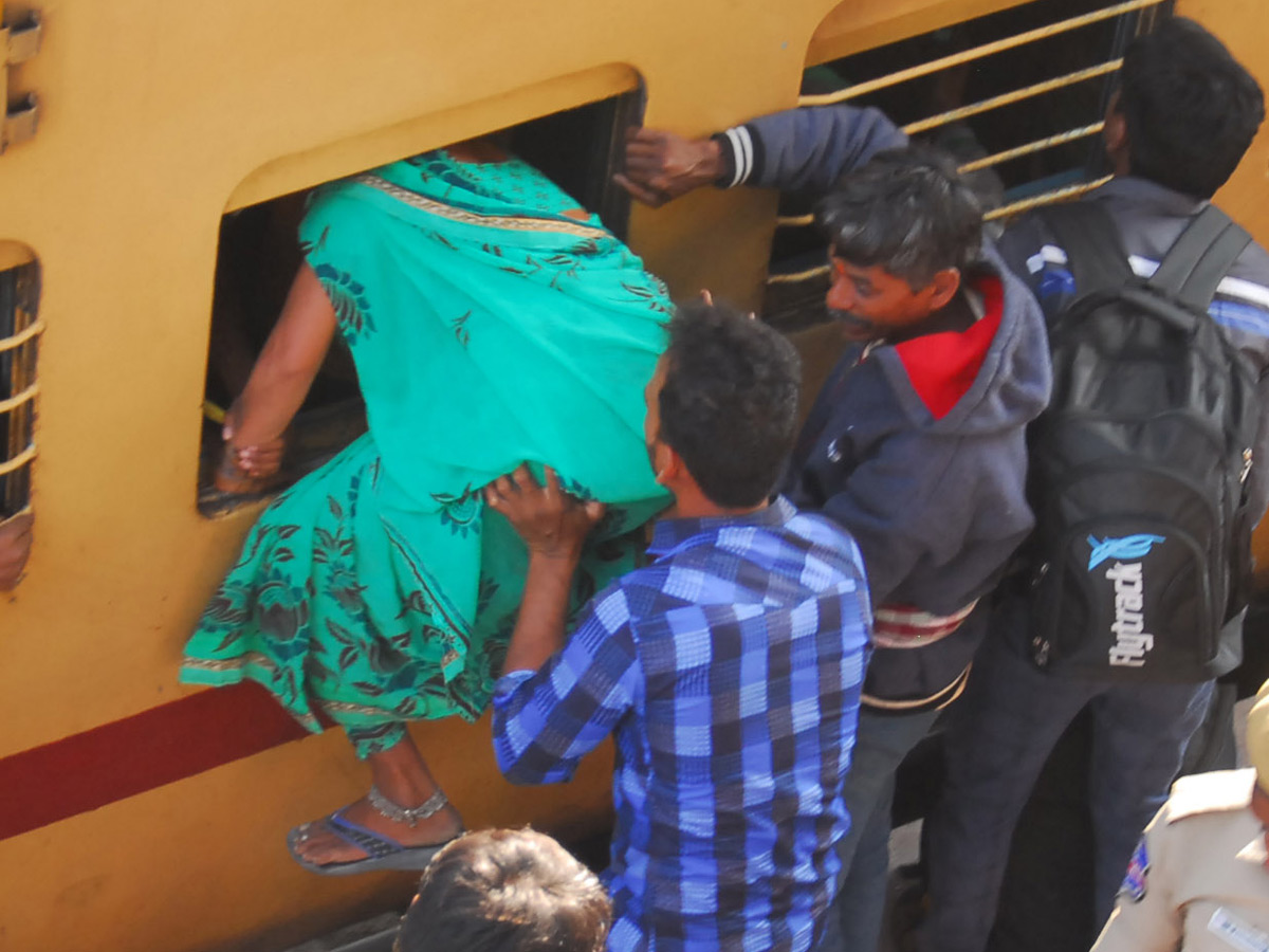 Heavy Rush in Secunderabad Railway Station Photo Gallery - Sakshi13