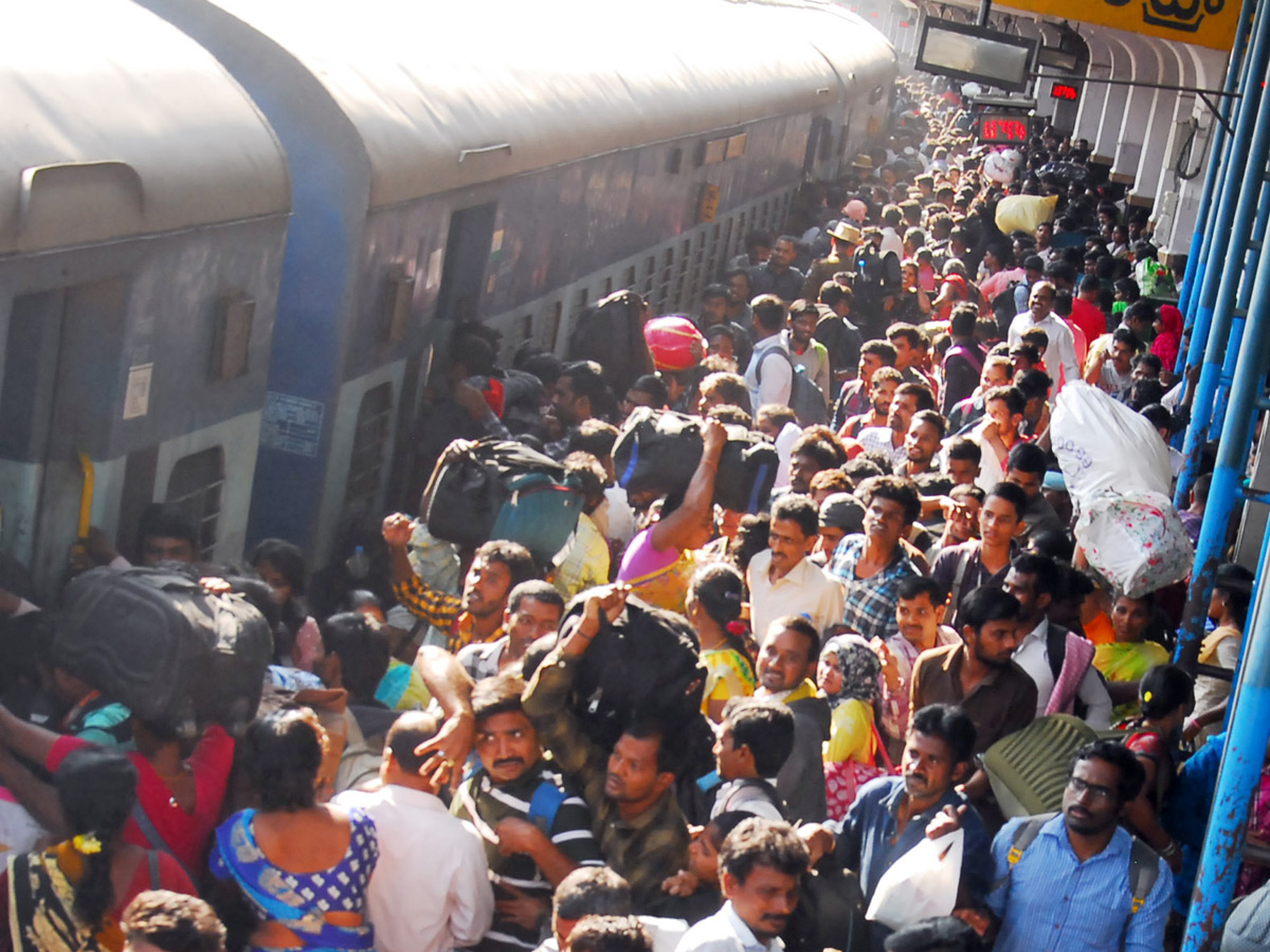 Heavy Rush in Secunderabad Railway Station Photo Gallery - Sakshi14