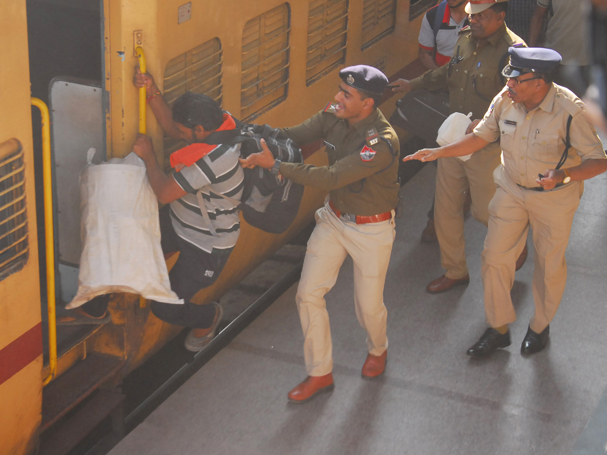 Heavy Rush in Secunderabad Railway Station Photo Gallery - Sakshi17