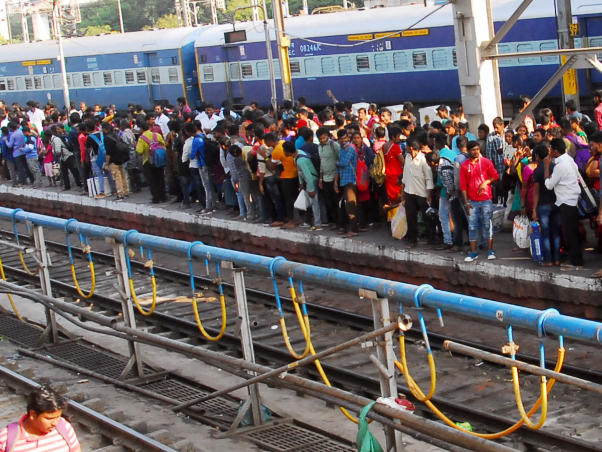 Heavy Rush in Secunderabad Railway Station Photo Gallery - Sakshi19