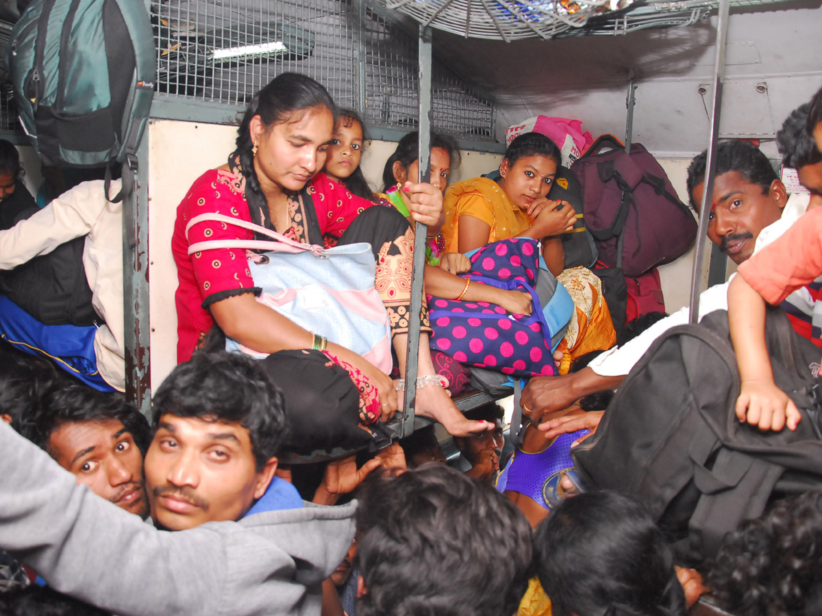 Heavy Rush in Secunderabad Railway Station Photo Gallery - Sakshi22