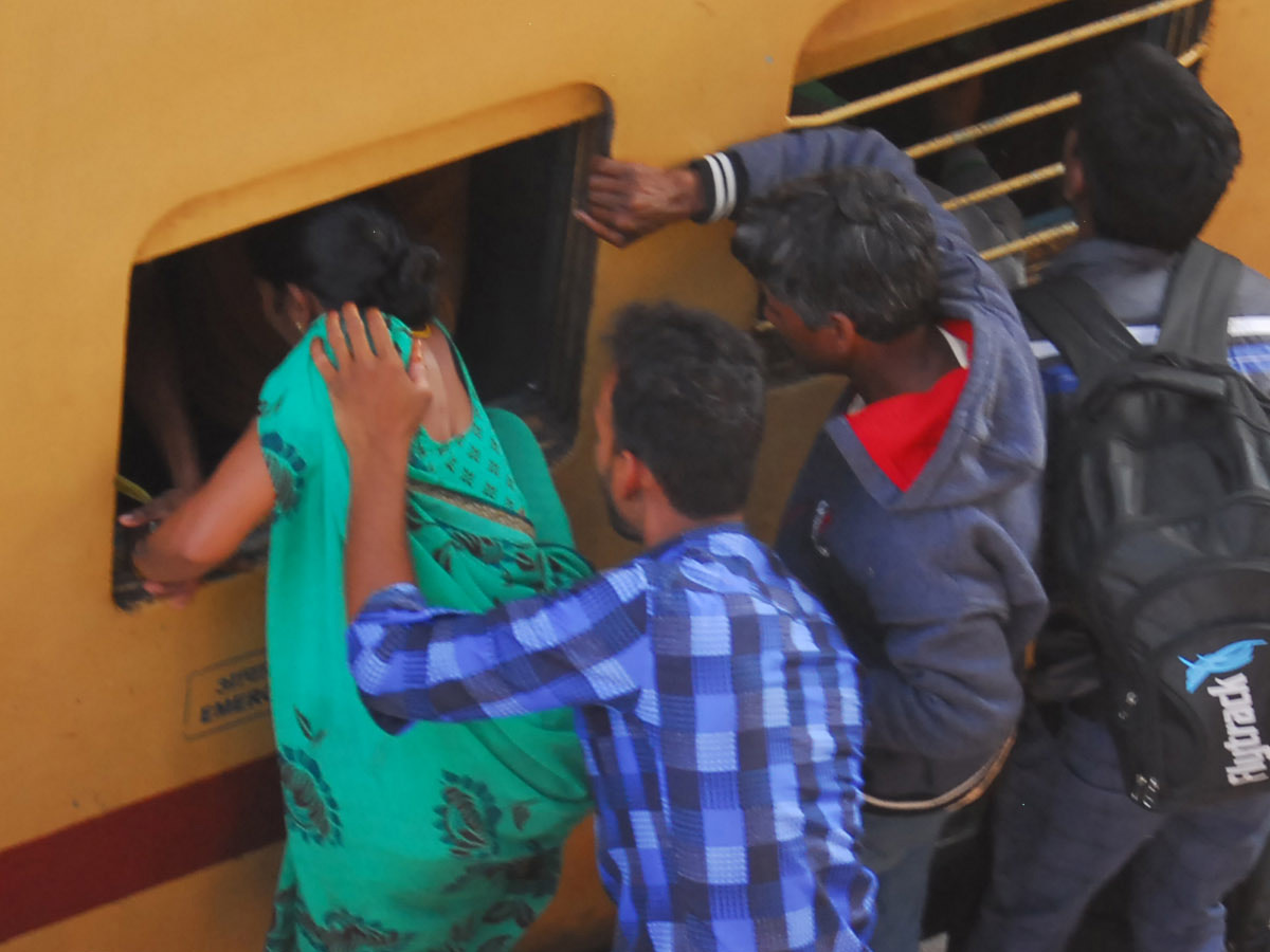 Heavy Rush in Secunderabad Railway Station Photo Gallery - Sakshi23