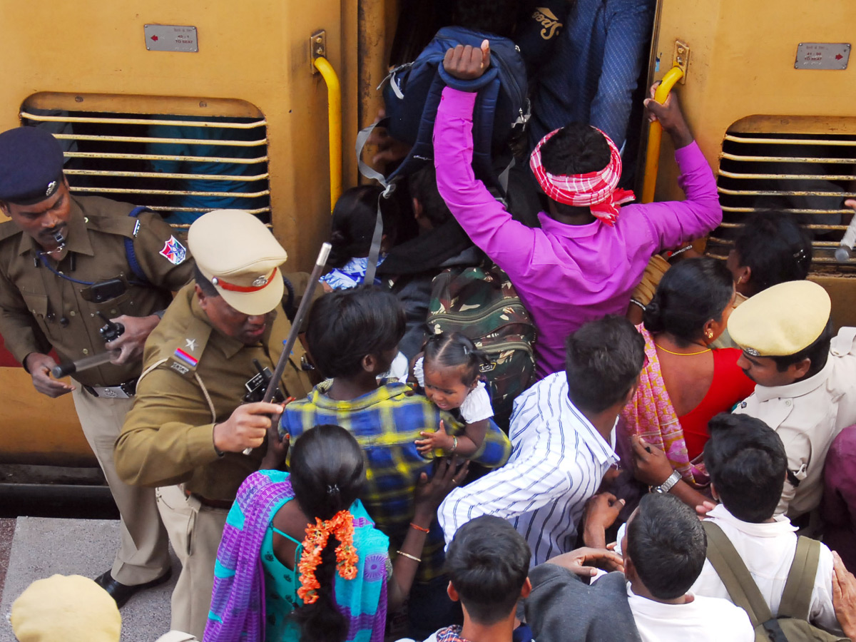 Heavy Rush in Secunderabad Railway Station Photo Gallery - Sakshi24